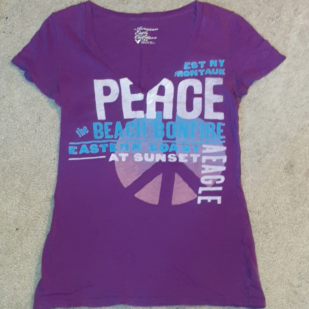 American Eagle V-Neck tee